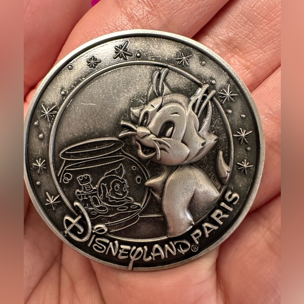 📍FINAL SALE📍Disneyland Paris Figaro Coin Medallion Pin LE 150 - Picture 1 of 3